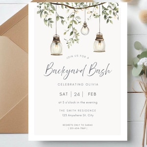 Può includere: Un invito color crema con il testo "Join us for a Backyard Bash" e i dettagli dell'evento per celebrare Olivia. Il design include lanterne sospese, vegetazione e una busta marrone.