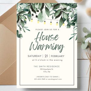 Peut inclure: Une invitation à une pendaison de crémaillère blanche avec un motif floral aquarelle vert et des guirlandes lumineuses. Le texte indique "Veuillez nous rejoindre pour une pendaison de crémaillère, samedi 21 février à 17h00, La résidence Smith, 125 Anywhere St., City, Zip, | Regrets uniquement à Sarah | 201-654-7869 ou sarahegmail.com"