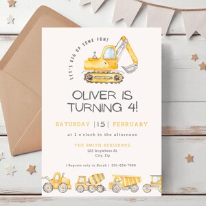 Puede incluir: Una invitación de cumpleaños con un vehículo de construcción amarillo con el texto "Let's dig up some fun!" y "Oliver is turning 4!" La invitación incluye la fecha, la hora y la ubicación de la fiesta.