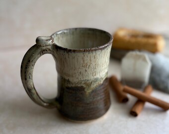 Taza de café de cerámica hecha a mano, hecha en torno de alfarero.