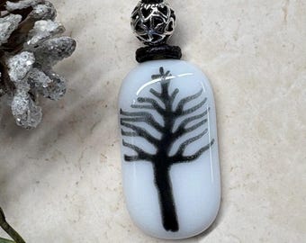 Collar con colgante de vidrio fundido y árbol de invierno