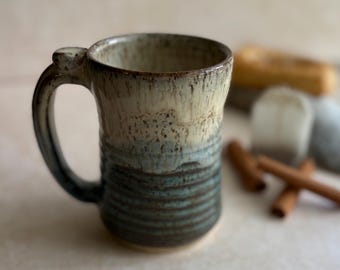 Taza de café de cerámica hecha a mano, hecha en torno de alfarero.