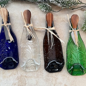 Bandeja para aperitivos con soporte para cucharas y tabla de quesos hecha con botellas recicladas