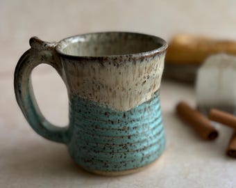 Taza de café de cerámica hecha a mano, hecha en torno de alfarero.