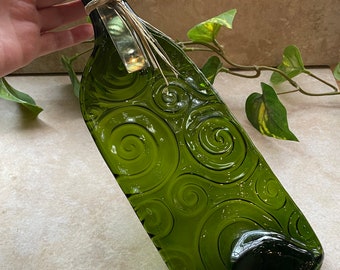 Bandeja de quesos con botellas de vino recicladas y bandeja para aperitivos. Reposacucharas.