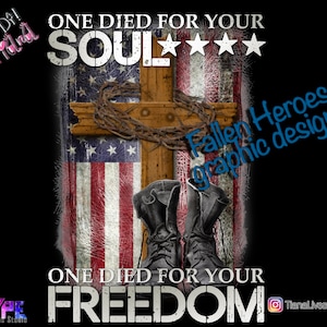 Puede incluir: Un diseño gráfico que presenta una cruz de madera con una corona de espinas, un par de botas negras y una bandera estadounidense. El texto "One Died For Your Soul****" y "One Died For Your Freedom" se muestra en la imagen. El texto "Fallen Heroes graphic design!" también se muestra en la imagen.