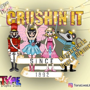Pode incluir: Uma ilustração colorida de personagens do ballet Quebra-Nozes. A ilustração apresenta um soldado Quebra-Nozes, uma bailarina, uma fada de açúcar e um rei rato. O texto "CRUSHIN IT SINCE 1892" está escrito em uma faixa na parte inferior da imagem.