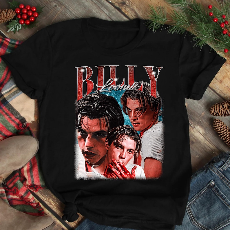 Puede incluir: Camiseta negra con un gr&aacute;fico de tres im&aacute;genes de un hombre y el texto "BILLY LOOMIS" en rojo y blanco. El gr&aacute;fico tiene un aspecto vintage y desgastado.