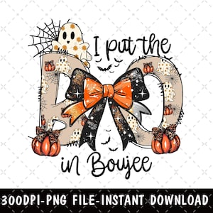 Könnte beinhalten: Ein Halloween-Grafik mit dem Text "I put the BOO in Boujee". Das Design zeigt eine große Schleife mit orangefarbenen und schwarzen Akzenten, Kürbissen, Geistern und Spinnweben. Die Buchstaben "BOO" sind mit Geister- und Kürbismustern gefüllt.