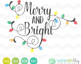 Può includere: Un design grafico in bianco e nero con il testo "Merry and Bright" in un font corsivo. Il testo è circondato da una ghirlanda di luci natalizie colorate.
