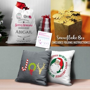 Pu&ograve; includere: Un sacco di Babbo Natale in tela bianca con il testo "Express Delivery", "Santa's Workshop", "Reindeer Air Mail", "Abigail" e "Merry Christmas". Un foglio bianco con istruzioni per piegare una scatola a forma di fiocco di neve. Due cuscini decorativi, uno con la parola "Joy" e l'altro con una grafica di Babbo Natale e il testo "Ho! Ho! Ho! Merry Christmas!"