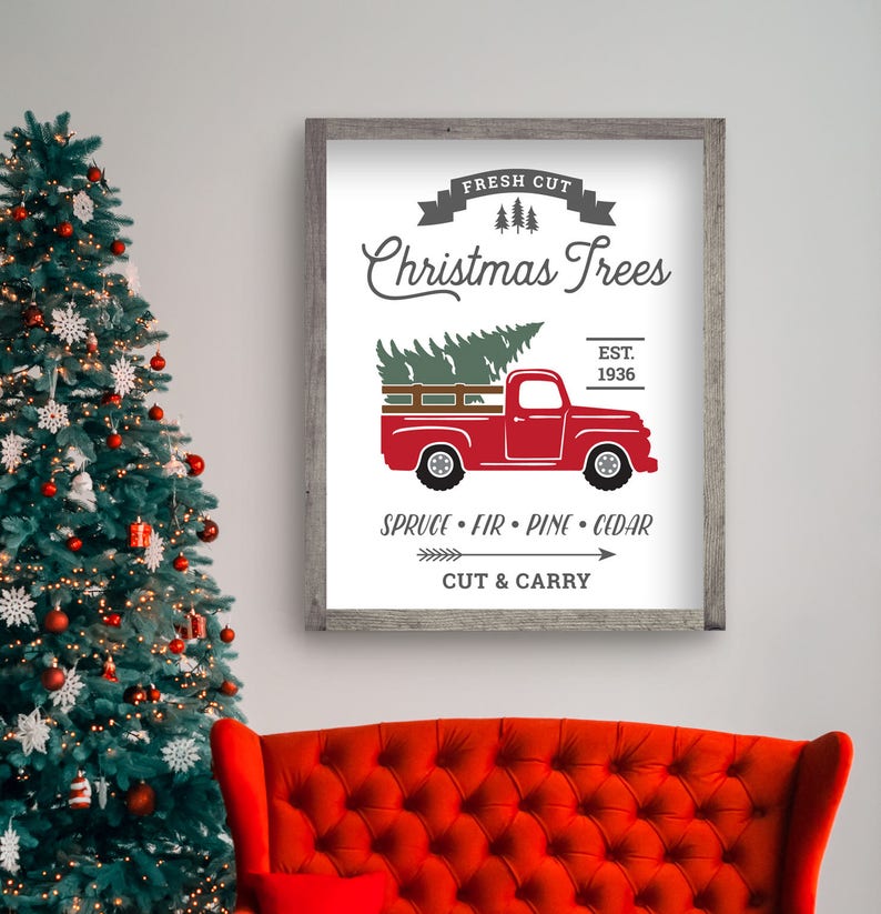 Pu&ograve; includere: Un cartello bianco con un camioncino rosso che trasporta un albero di Natale. Il cartello dice "Fresh Cut Christmas Trees Est. 1936 Spruce Fir Pine Cedar Cut & Carry"