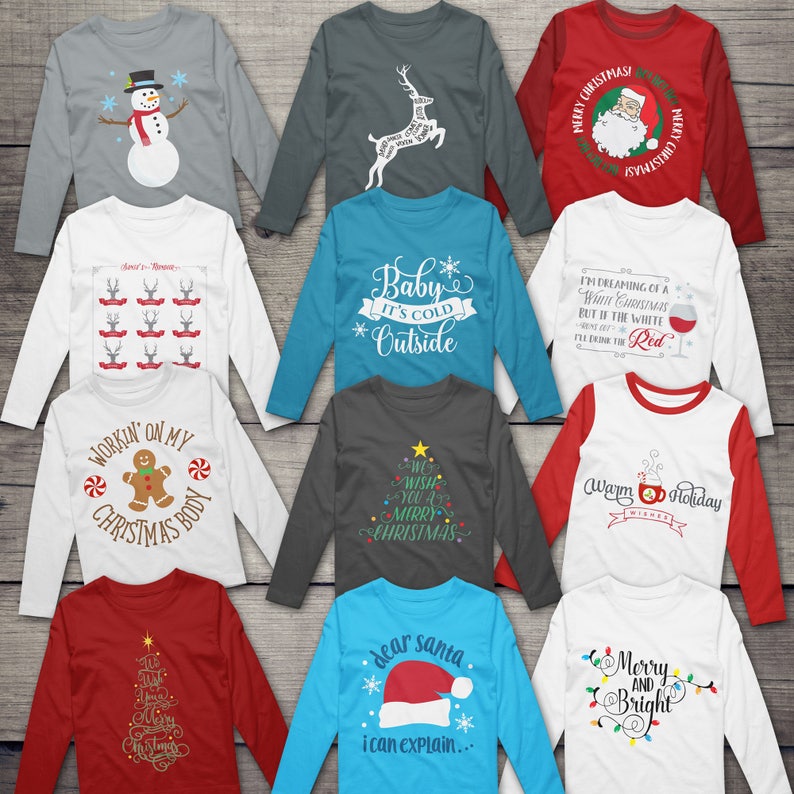 Pu&ograve; includere: Dieci magliette a maniche lunghe diverse con disegni a tema natalizio. Le magliette sono di vari colori, tra cui rosso, bianco, blu, grigio e verde. I disegni includono un pupazzo di neve, una renna, un uomo di pan di zenzero, un albero di Natale, Babbo Natale e un bicchiere di vino. Il testo sulle magliette include "Workin' on my Christmas Body", "Baby It's Cold Outside", "I'm Dreaming of a White Christmas", "We Wish You a Merry Christmas", "Warm Holiday", "Dear Santa I Can Explain", e "Merry and Bright".
