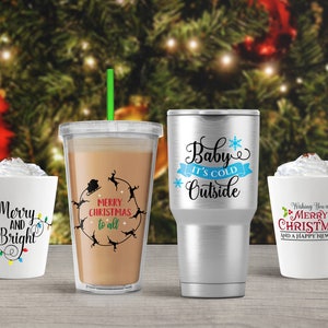 Pu&ograve; includere: Quattro tazze da caff&egrave; a tema natalizio con diversi design. Le tazze sono bianche con lettere nere e rosse. I design includono "Merry and Bright", "Merry Christmas to all", "Baby It's Cold Outside" e "Wishing You a Merry Christmas and a Happy New Year".