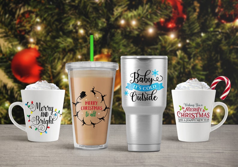 Pu&ograve; includere: Quattro tazze da caff&egrave; a tema natalizio con diversi design. Le tazze sono bianche con lettere nere e rosse. I design includono "Merry and Bright", "Merry Christmas to all", "Baby It's Cold Outside" e "Wishing You a Merry Christmas and a Happy New Year".