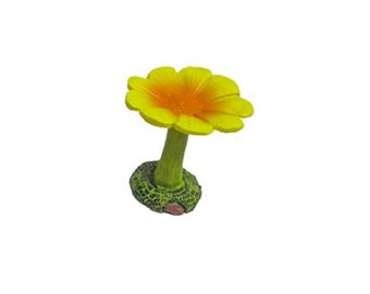 Miniatuur vogelbad met gele bloemen