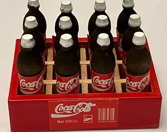 Dockhus miniatyrlåda med 12 colaflaskor