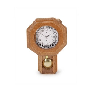 Könnte beinhalten: Eine Wanduhr aus Holz mit weißem Zifferblatt und schwarzen römischen Ziffern. Die Uhr hat ein Pendel und ist im traditionellen Stil gehalten.