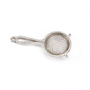 Op de afbeelding: Een zilverkleurige metalen zeef met een gaasbodem en een handvat. De zeef is een keukengerei dat wordt gebruikt voor het zeven van vloeistoffen.