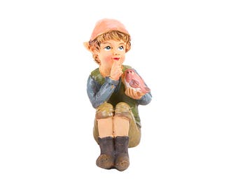 Miniaturowy chłopiec-Pixie z ptakiem