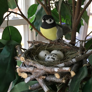 Gelber und grauer Vogel mit Nest und gefleckten Eiern, Stick-Nest mit einem Clip-on-Vogel, Vogelnest-Kit