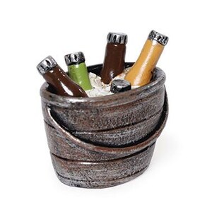 Pode incluir: Um balde de madeira marrom em miniatura cheio de gelo e quatro garrafas de vidro em miniatura. As garrafas são marrons, verdes e amarelas.