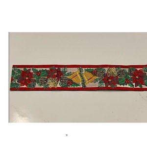 Könnte beinhalten: Besticktes Weihnachtsband mit einem sich wiederholenden Muster aus roten Weihnachtssternen, grünem Stechpalmen und goldenen Glocken. Das Band hat einen roten Rand, ideal für festliches Basteln und Dekorationen.