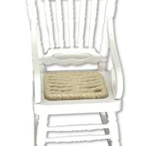 Puede incluir: Silla mecedora de madera blanca con asiento de cuerda trenzada.