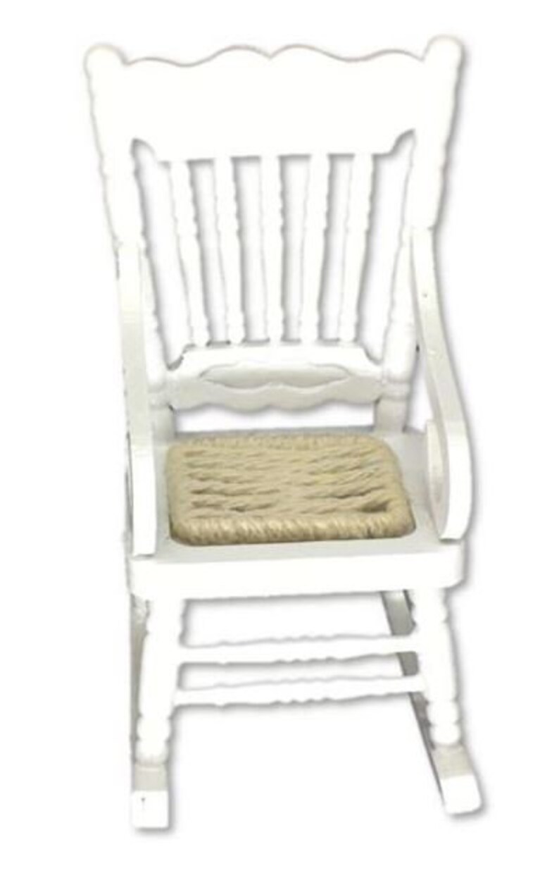 Puede incluir: Silla mecedora de madera blanca con asiento de cuerda trenzada.