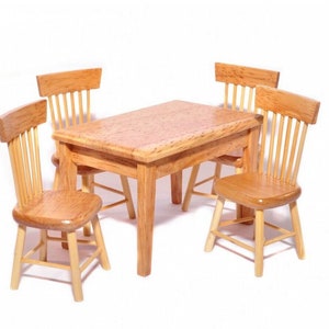 Miniatur-Küchentisch und Stühle aus heller Eiche, Puppenhaus-Küchentisch-Set, Satin-Finish-Tisch und Stühle