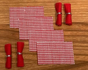 Ensemble de 4 sets de table maison de poupée rouges avec 4 serviettes de table, set de table miniature avec serviettes de table