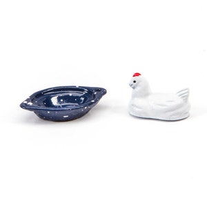 Frango em miniatura e assadeira, cozinha para casa de bonecas, panela azul, caixa de sombra em miniatura