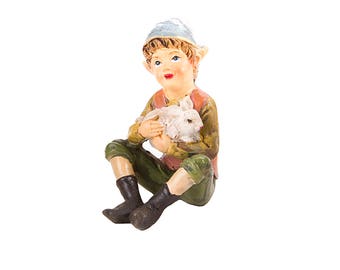 Miniaturowy chłopiec-Pixie z królikiem