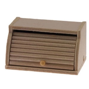 Op de afbeelding: Een houten broodtrommel met een roldeksel en een klein knopje. De trommel is lichtbruin.
