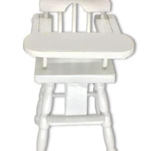 Puede incluir: Silla alta de madera blanca con respaldo curvo y bandeja. La silla tiene un dise&ntilde;o sencillo con patas torneadas y una construcci&oacute;n robusta.