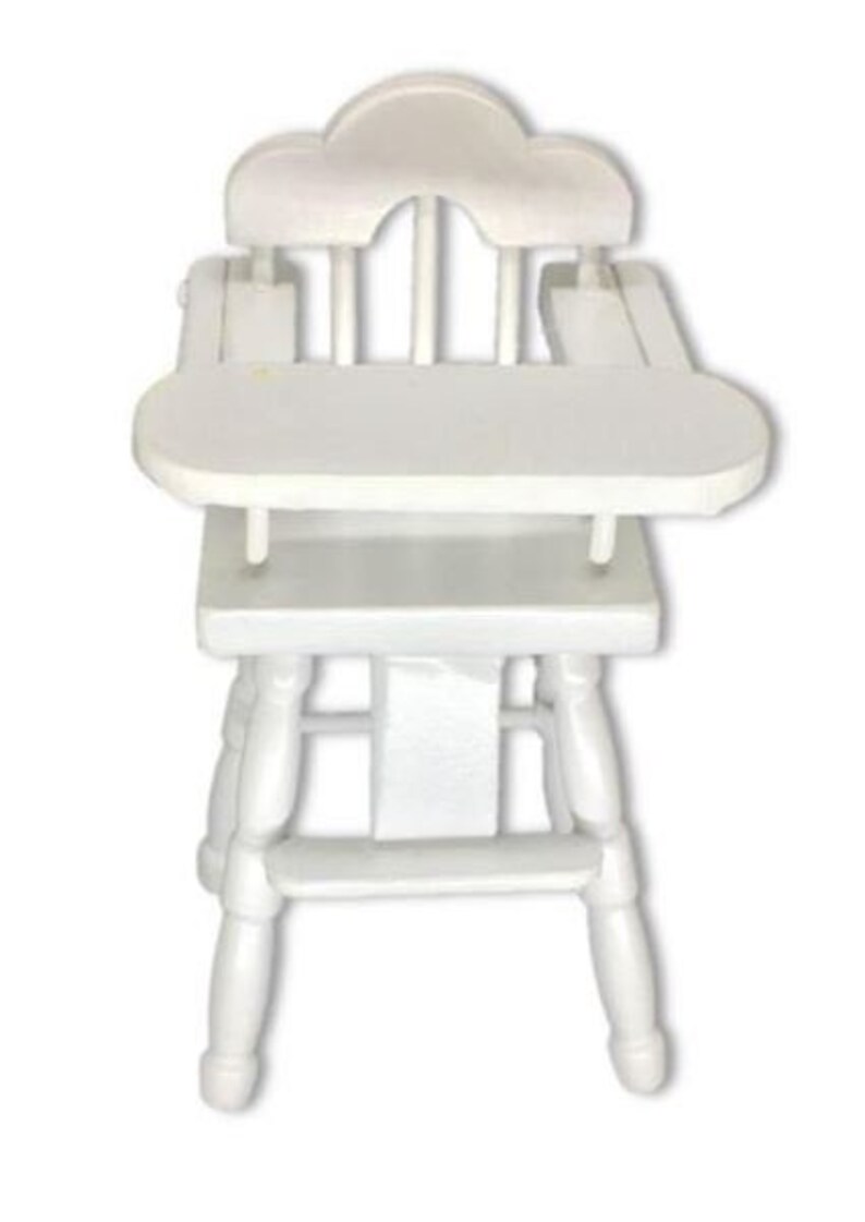 Puede incluir: Silla alta de madera blanca con respaldo curvo y bandeja. La silla tiene un dise&ntilde;o sencillo con patas torneadas y una construcci&oacute;n robusta.