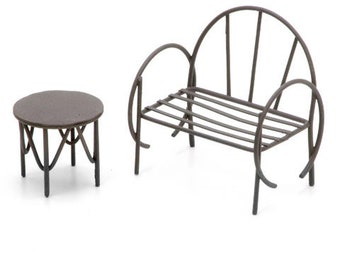 Miniatuur rustiek bruin metalen bank en tafel