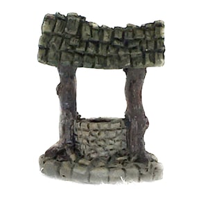 Peut inclure: Un puits miniature en pierre avec un toit en bois et une base en pierre. Le puits est fait de pierre grise et a une structure en bois.