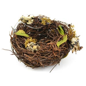 Braunes Vogelnest, Nest mit Blättern und Flechtenakzenten, Nest für künstlichen Baum, Gartennest