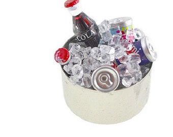 Refresco en miniatura en cubo de hielo