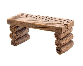 Könnte beinhalten: Eine Miniatur-Holzbänke mit rustikalem braunen Finish. Die Bank besteht aus gestapelten Baumstämmen und hat eine flache Oberseite.