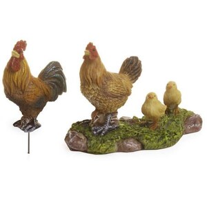 Könnte beinhalten: Ein Set mit vier Miniatur-Bauernhoftierfiguren, darunter ein Hahn, eine Henne und zwei Küken. Der Hahn ist braun und rot mit einem langen Schwanz. Die Henne ist braun und weiß mit einem kurzen Schwanz. Die Küken sind gelb und weiß. Die Figuren stehen auf einem Bett aus grünem Moos.