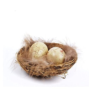 Braunes Vogelnest mit 2 Eiern und Federn, künstliches Grasnest, gesprenkelte Eier im Nest, Gartenzubehör