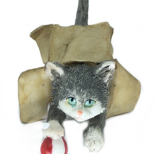 Katze im Kästchen, Grau-Weiße Katzenfigur, Katze mit Ball, Geschenk für katzenbesitzer,