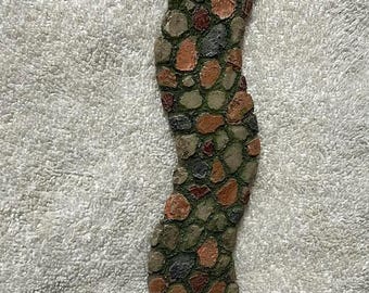 Camino curvo de piedras de colores en miniatura para jardín de hadas