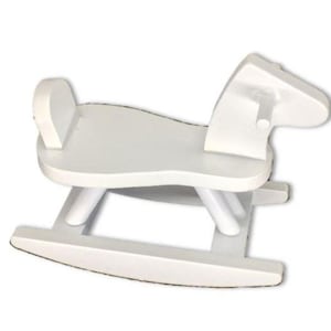 Puede incluir: Juguete de caballo de balanc&iacute;n de madera blanco para ni&ntilde;os. El caballo tiene un dise&ntilde;o sencillo con una cabeza redondeada y una silla de montar.