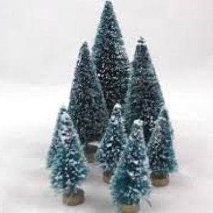 Peut inclure: Ensemble de sept sapins de Noël miniatures floqués de différentes tailles, allant du petit au grand. Les sapins sont de couleur vert clair avec un flocage blanc et sont présentés sur une surface blanche.