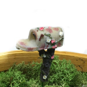 Miniatur Country Mailbox, Puppenhaus Mailbox mit rosa und weißen Blumen, Frühling Mailbox, Feengarten Accessoire