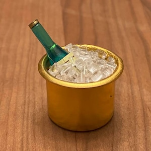 Puppenhaus Weinkübel, Miniatur Eiskübel mit Weinflasche, Puppenhaus Champagner auf Eis