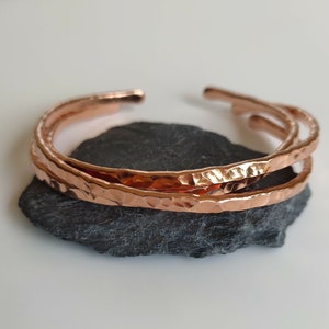 Hammered Copper Bangle Bracelet - 7th Anniversary or Birthday Gift for Her - Adjustable Oval Stacking Cuff - Handmade Women&#39;s Jewelry
